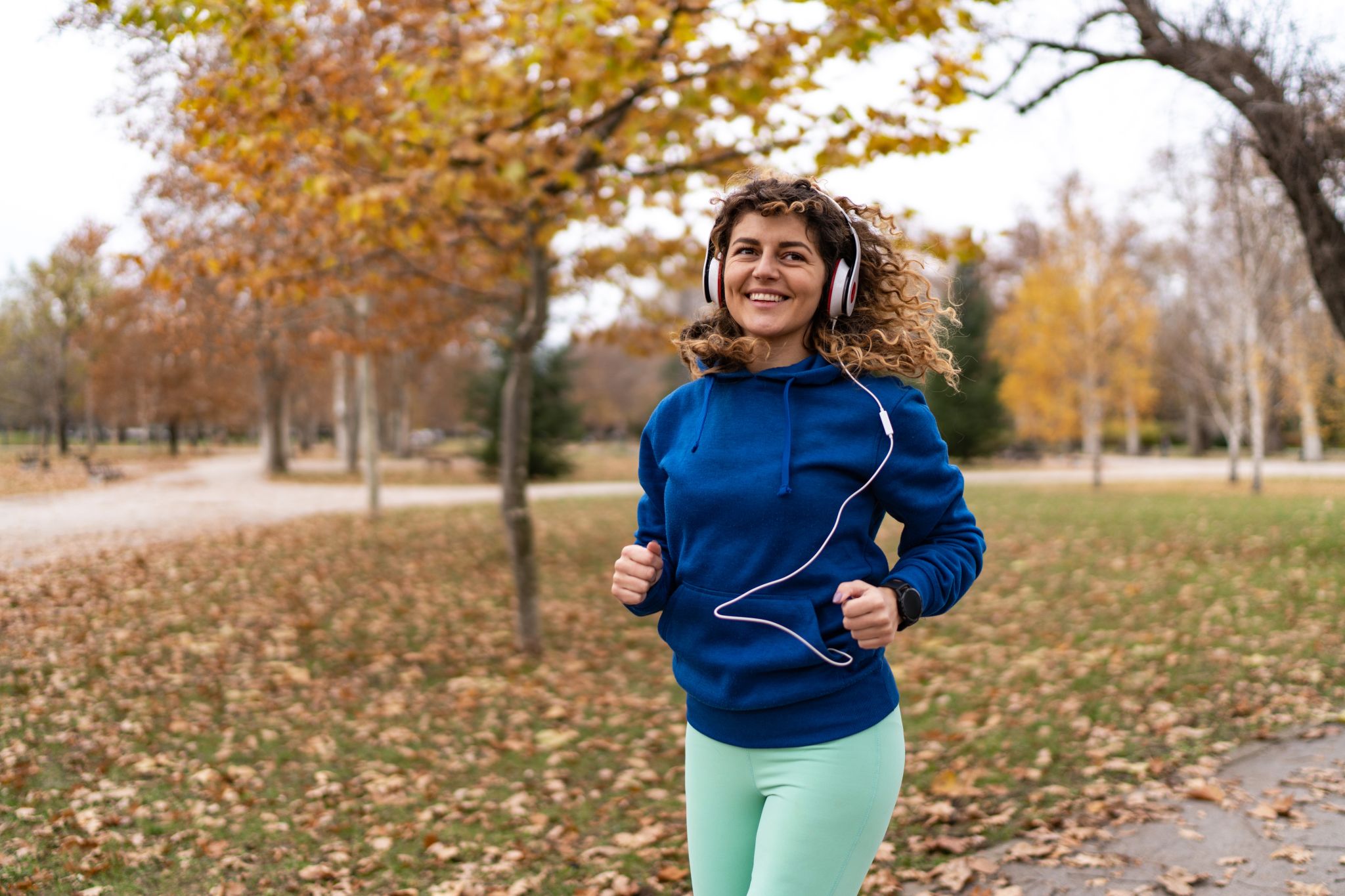 Mujer corriendo al aire libre.